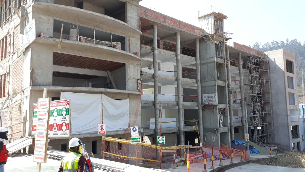 rector verifica reinicio de obras civiles en el pabellon de educacion 02