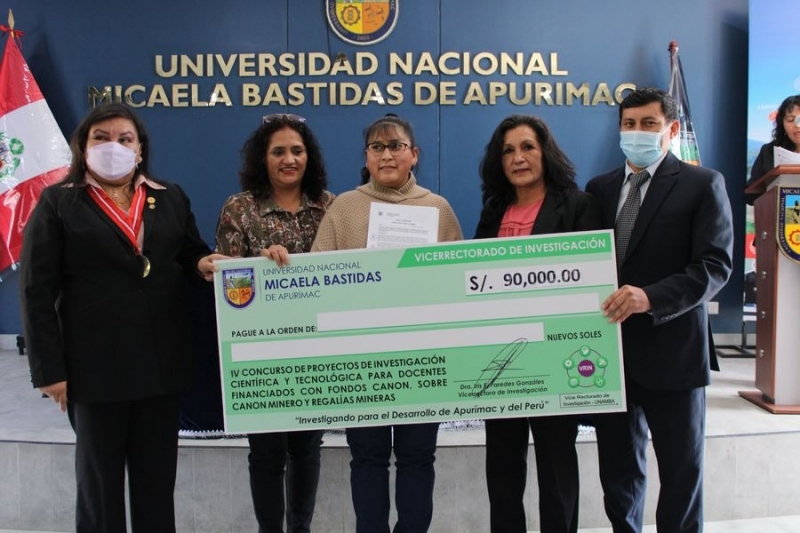 Reconocimiento y entrega de financiamiento a docentes y estudiantes ganadores del IV Concurso de Proyectos de Investigación Científica y Tecnológica