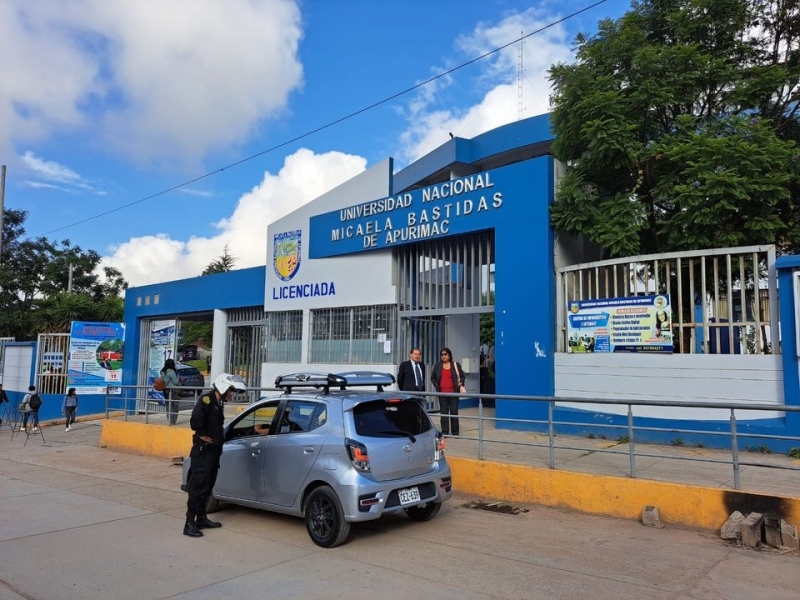 Autoridades de la UNAMBA verifican ingreso de estudiantes en el reinicio del semestre 2023-2 y ordenamiento del tráfico vehicular en el frontis del campus universitario por la Policía Nacional