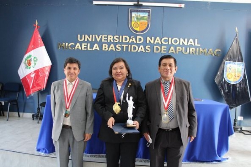 UNAMBA reconoce a Dra. Iris Paredes Gonzáles por cinco años de gestión en el cargo de vicerrectora de investigación