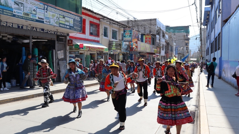Apoteósico pasacalle y concurso de danzas realizó la UNAMBA