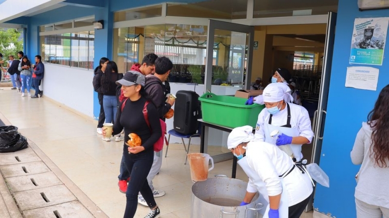 UNAMBA brindó chocolatada navideña para la comunidad universitaria