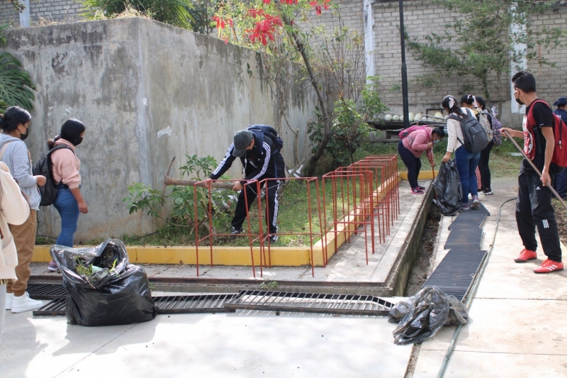 Estudiantes de Administración participaron activamente en jornada de limpieza del pabellón de su facultad.