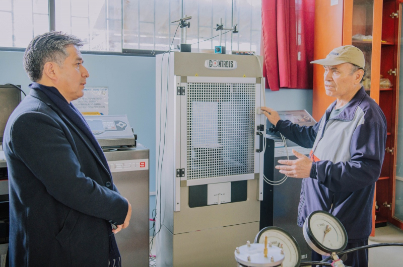 Rector de la UNAMBA Dr. Wilber Jiménez Mendoza visita Laboratorio de Mecánica de Rocas y Suelos de Ingeniería de Minas