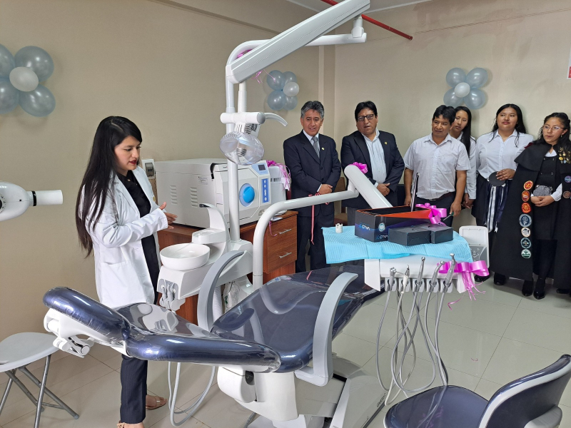 Autoridades universitarias entregan modernos equipos odontológicos para el consultorio dental del Centro Médico de la UNAMBA