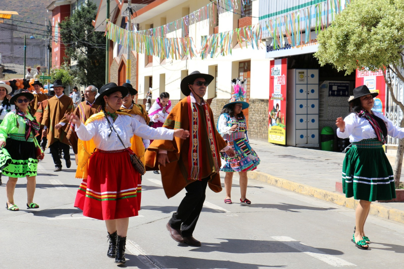 Facultad de Administración deleitó con un festivo pasacalle por su XV aniversario
