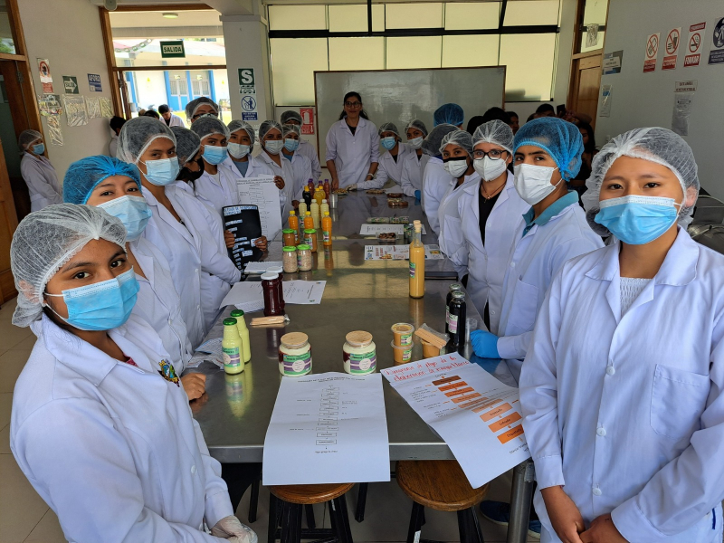 Exposición de productos agroindustriales y visita a laboratorios