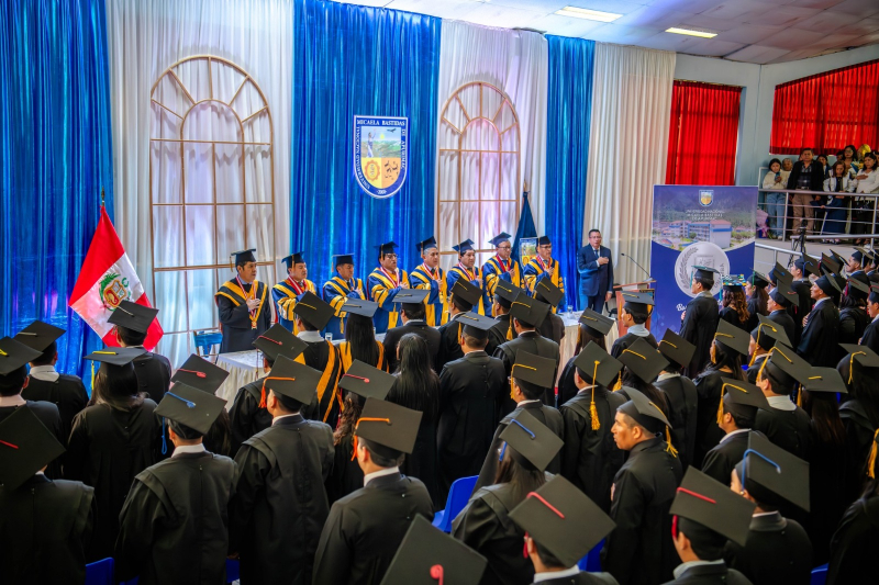 UNAMBA entrega grados académicos y títulos profesionales en solemne ceremonia académica