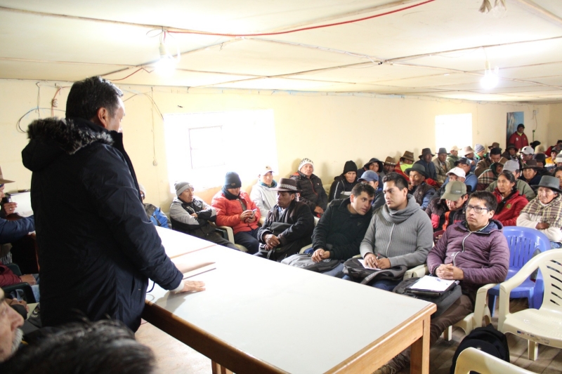 Vicerrector académico, docentes de Medicina Veterinaria y estudiantes de la UNAMBA se reunieron con autoridades locales de San Miguel de Mestizas