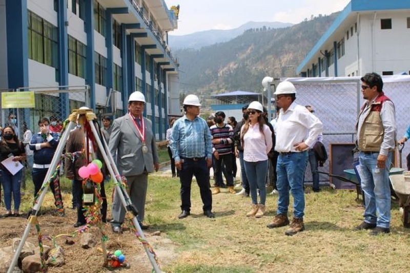 Colocan primera piedra para la construcción del Data Center de la UNAMBA