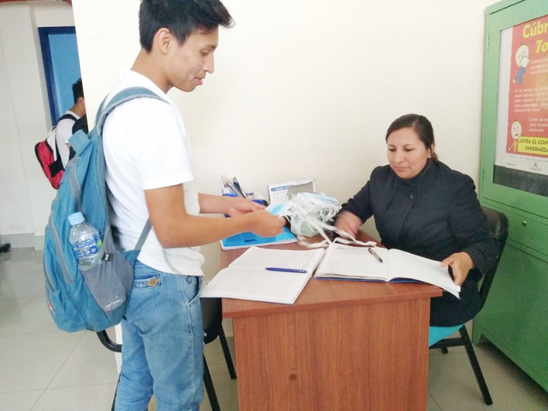 Centro Médico de la UNAMBA viene entregando mascarillas a estudiantes, docentes y trabajadores