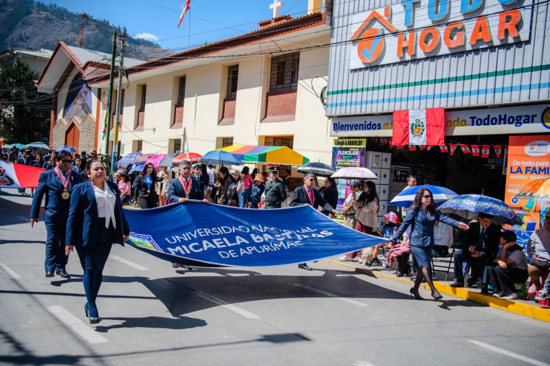 Con gran fervor patriótico la UNAMBA participó en los actos solemnes por Fiestas Patrias y desfile cívico