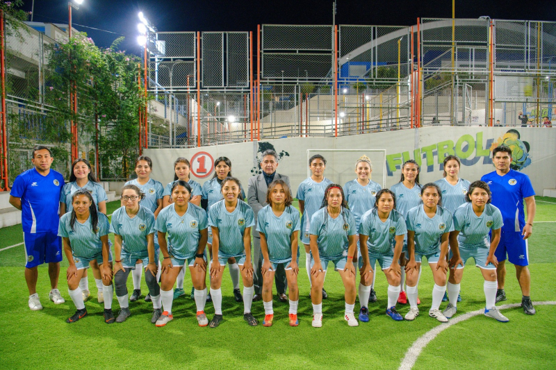 Rector de la UNAMBA alienta el espíritu deportivo del equipo de fútbol femenino y entrega indumentaria con miras al partido por los 25° aniversario