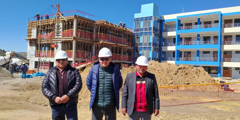 Autoridades de la UNAMBA supervisan el techado del tercer nivel del proyecto de mejoramiento de la filial Haquira