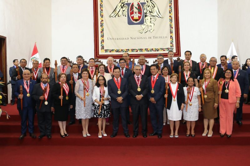 Rector de la UNAMBA participó en la juramentación de nuevas autoridades de la Universidad Nacional de Trujillo