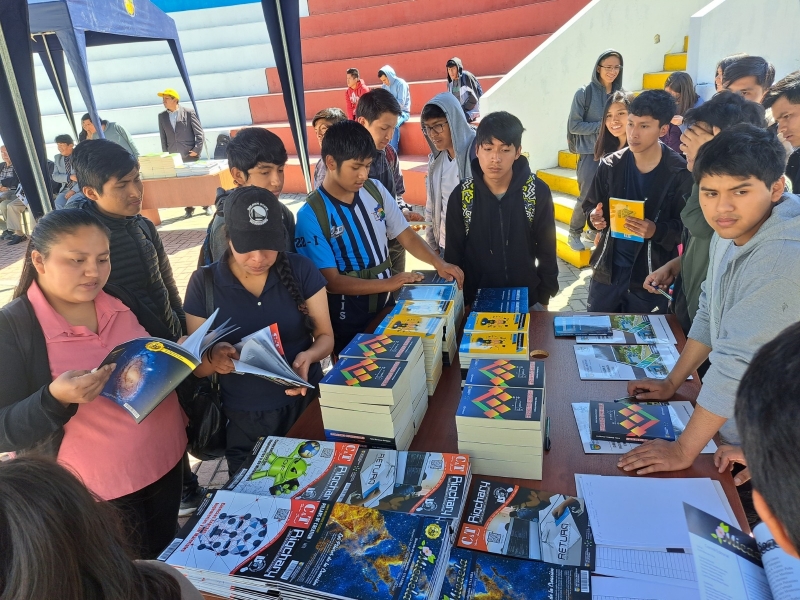 Presentan producción del Fondo Editorial de la UNAMBA en Feria del Libro