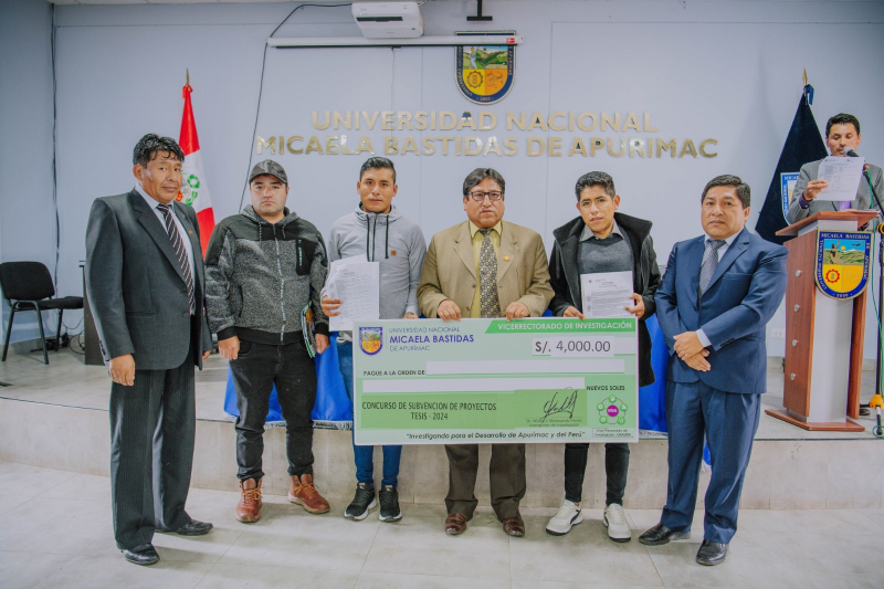 Vicerrectorado de Investigación de la UNAMBA entrega subvenciones económicas a proyectos ganadores de tesis 2024