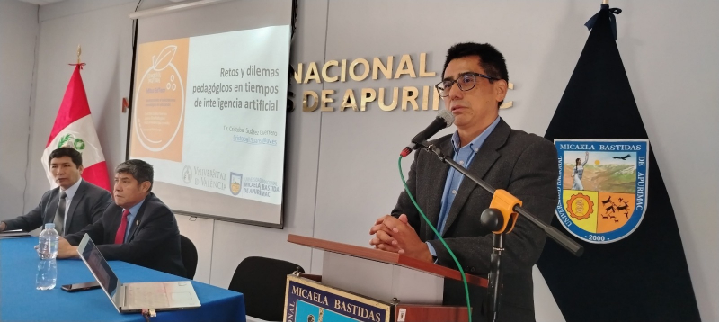 Docentes de la UNAMBA participan en conferencia magistral sobre &quot;Retos y dilemas pedagógicos en tiempo de la inteligencia artificial&quot;