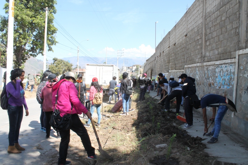 Estudiantes de nuestra Casa Superior participan en Jornada de Limpieza y Forestación de la Av. Garcilaso de la Vega