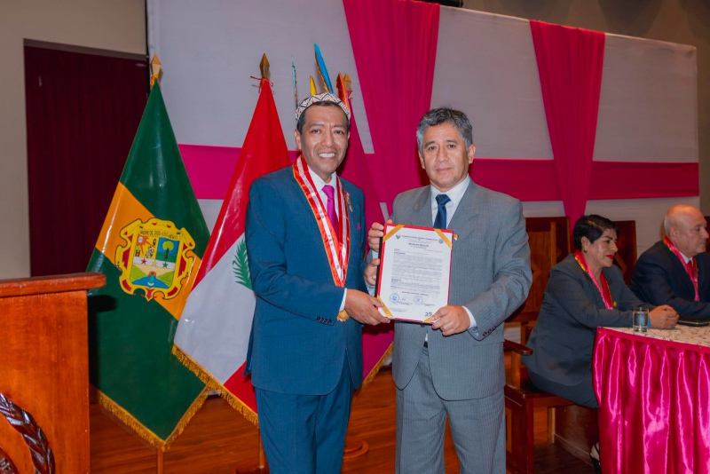 Rector de la UNAMBA es declarado Visitante Ilustre en la Universidad Nacional Amazónica de Madre de Dios