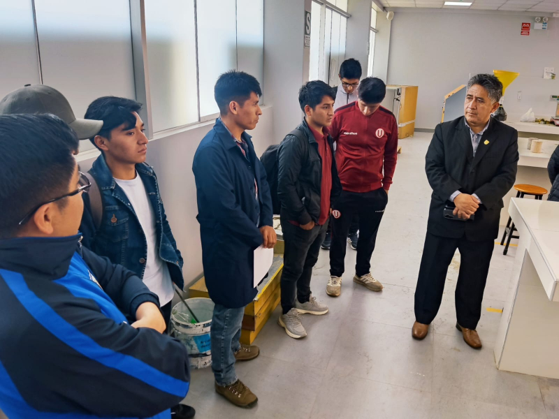 Rector de la UNAMBA visita laboratorios de Ingeniería Civil