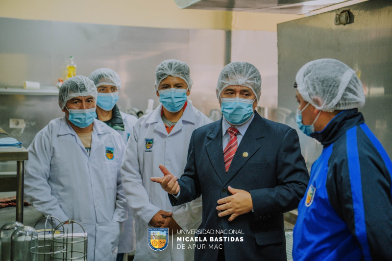 Rector de la UNAMBA inspecciona trabajos de mantenimiento del Comedor Universitario