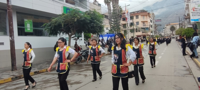 Facultad de Educación y Ciencias Sociales de la UNAMBA celebra su XIV aniversario con acto de izamiento del Pabellón Nacional y desfile cívico