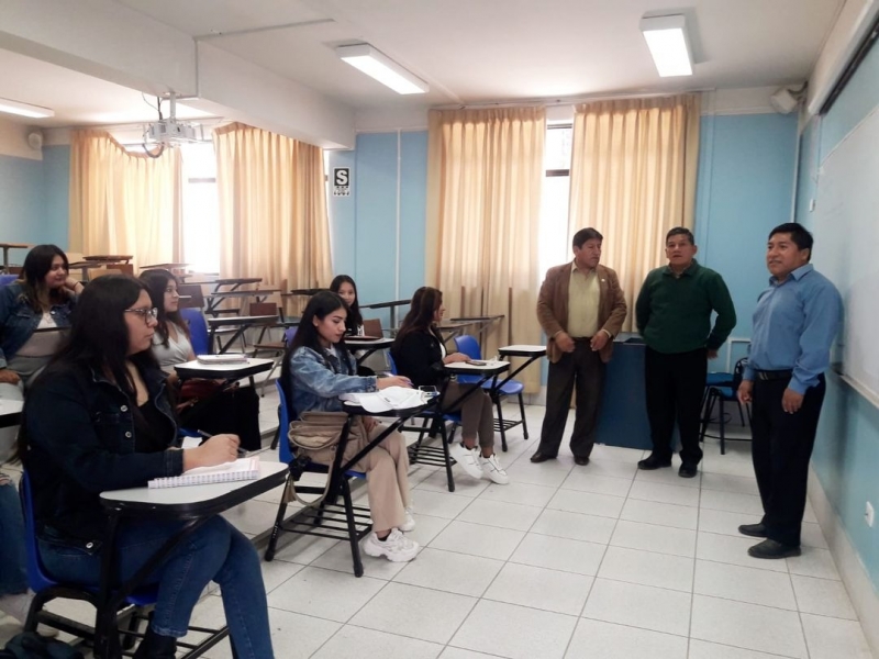 Decano de la Facultad de Administración supervisa aulas para inicio de labores académicas