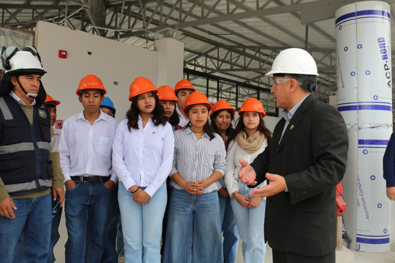 Rector de la UNAMBA y estudiantes inspeccionan avance de obra de la Unidad de Posgrado de la Facultad de Administración