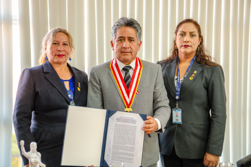 Rector de la UNAMBA y Sindicato de Trabajadores Administrativos firman Convenio Colectivo 2025–2026 en beneficio del personal