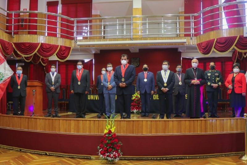 RECTOR DE LA UNAMBA PARTICIPÓ EN LA CEREMONIA DE JURAMENTACIÓN DEL NUEVO PRESIDENTE DE LA JUNTA DE FISCALES SUPERIORES DEL DISTRITO FISCAL DE APURÍMAC