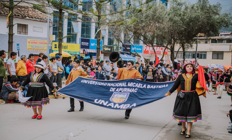 La UNAMBA participa en colorido pasacalle por el 152° aniversario de Apurímac