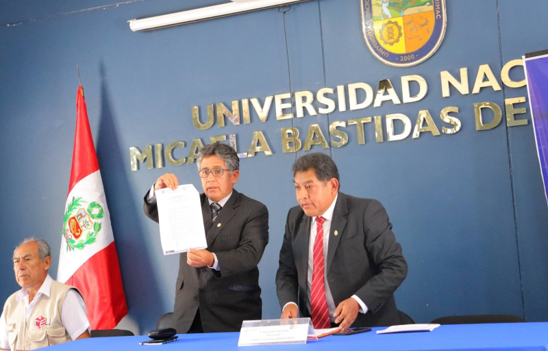 Candidato a rector de la UNAMBA firma Pacto Ético Electoral