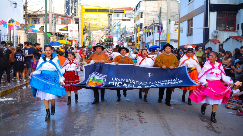 Al ritmo del canto, baile y zapateo, UNAMBA presente en la entrada del Ño Carnavalón