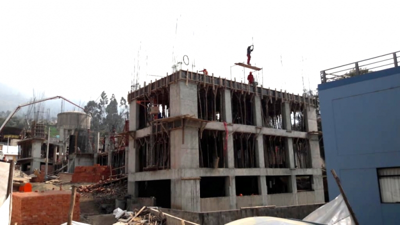 A pasos firmes avanza la obra de construcción del pabellón de la Facultad de Educación y Ciencias Sociales