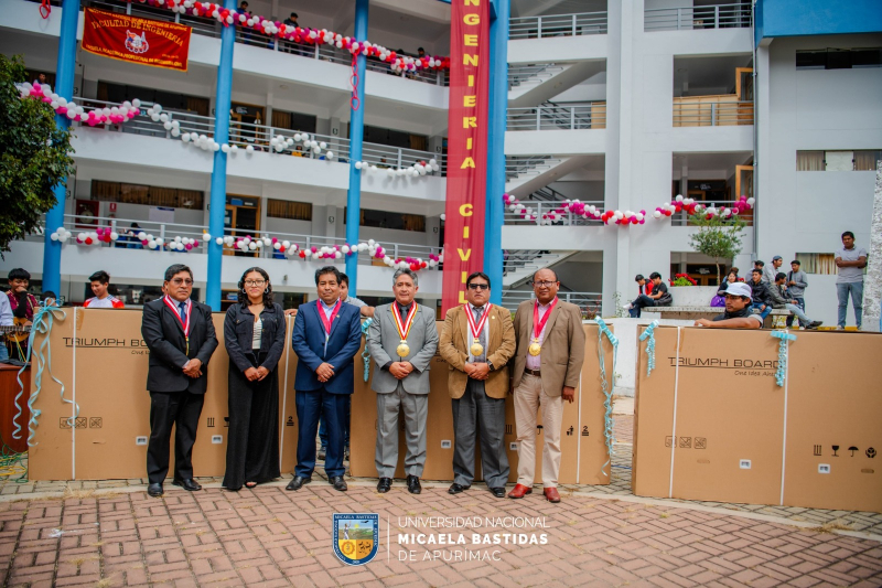 Autoridades de la UNAMBA entregan el pabellón de Aulas Generales y pantallas interactivas a la Escuela Profesional de Ingeniería Civil