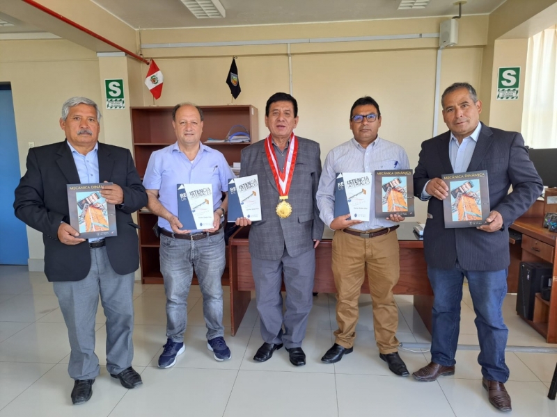 UNAMBA recibe donación de libros de ingeniería de la Promoción Bodas de Oro del colegio Miguel Grau de Abancay