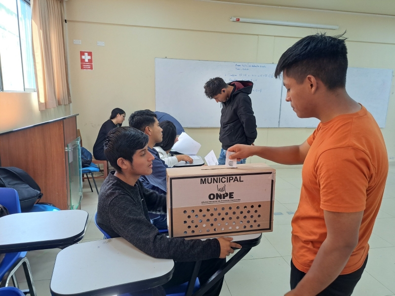 Estudiantes de la UNAMBA asisten a las urnas para elegir a miembros de la Federación de Estudiantes Universitarios