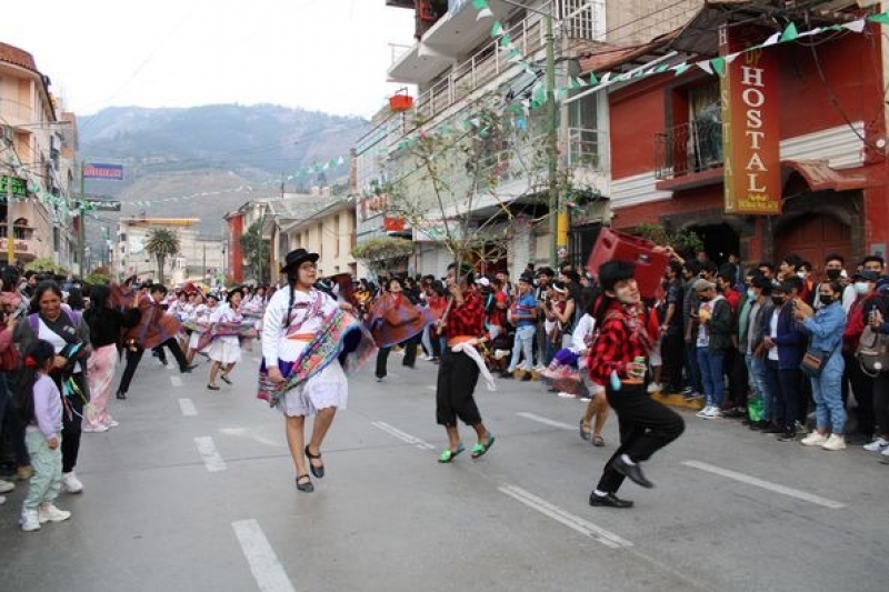 Apoteósico pasacalle y concurso de danzas por el XXII aniversario de la UNAMBA