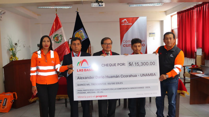 Minera Las Bambas entrega cheque por 15 mil 300 soles a estudiante de Ingeniería de Minas de la UNAMBA