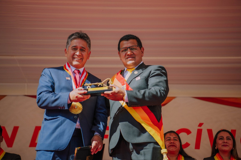 Rector de la UNAMBA recibe distinción honorífica en sesión solemne por el Bicentenario de la provincia de Andahuaylas