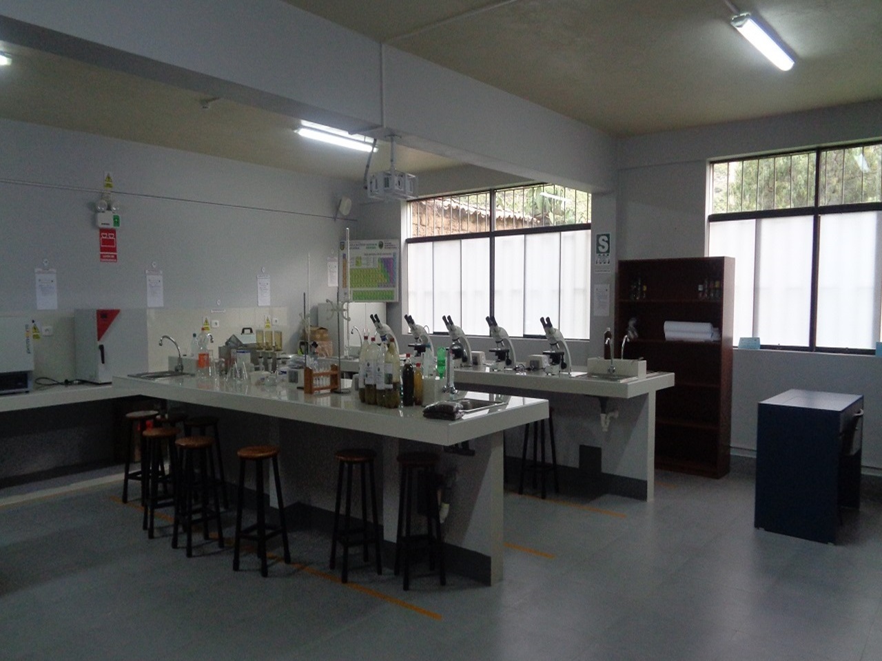 F01L02LA01: Laboratorio de Biología y Química